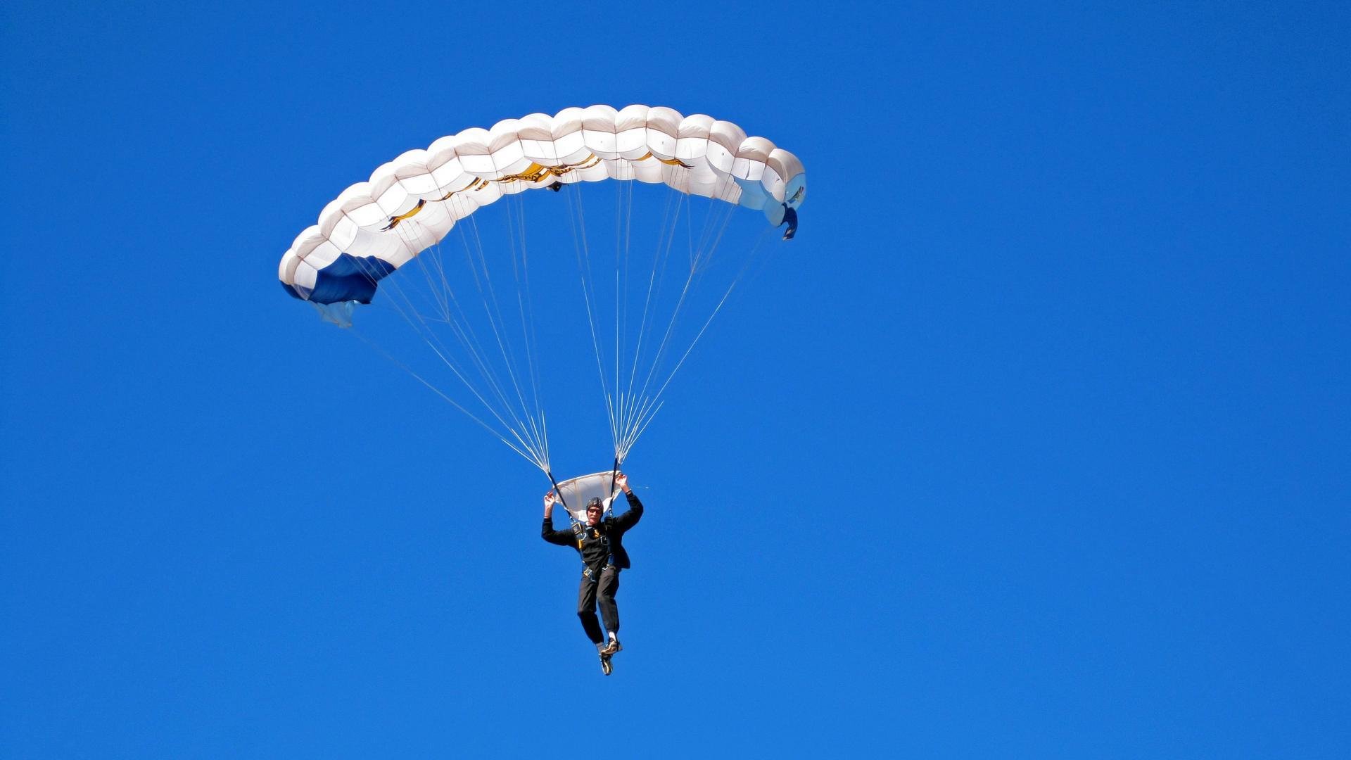 _云中跳伞：飞跃天际的极限体验_，空中飞云