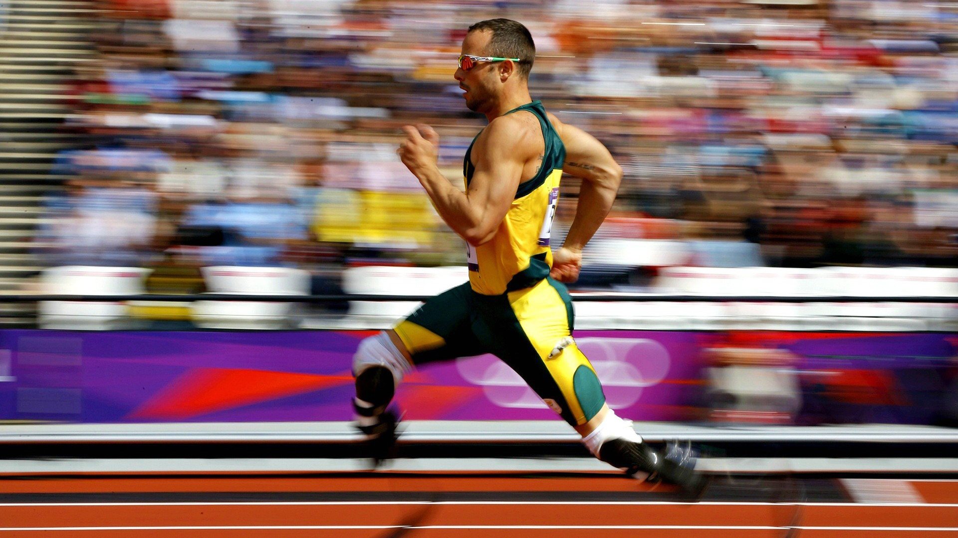 “中超联赛观众席座无虚席，足球魅力不断扩大”，中超观众人数限制